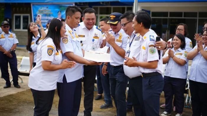 Kepala Dishub Mahulu, Fransiskus Xaverius Lawing dalam momen kebersamaan syukuran Harhubnas 2025 sekaligus ulang tahun di Kantor Dishub Mahulu, pada Rabu (17/9/2025). Foto: HO/Dishub Mahulu Kepala Dishub Mahulu, Fransiskus Xaverius Lawing dalam momen kebersamaan syukuran Harhubnas 2025 sekaligus ulang tahun di Kantor Dishub Mahulu, pada Rabu (17/9/2025). Foto: HO/Dishub Mahulu