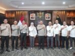 Kapolda Kaltim Irjen Pol. Endar Priantoro Kapolda Kaltim Irjen Pol. Endar Priantoro menerima kunjungan resmi Tim Audit Badan Pemeriksa Keuangan Republik Indonesia (BPK RI) di ruang kerjanya, pada Senin (20/10/2025). Foto: HO/Humas Polda Kaltim