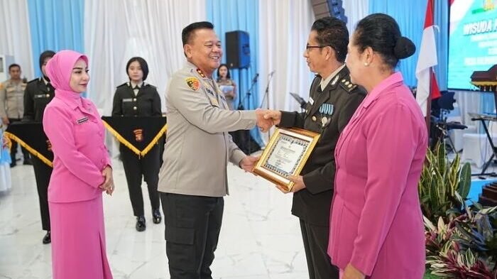 Kapolda Kaltim Irjen Pol. Endar Priantoro, S.H., S.I.K., C.F.E., M.H., Saat Sampaikan Apresiasi dan Pesan Haru untuk Personel yang Purna Tugas, pada Selasa (14/10/2025). Foto: HO/Humas Polda Kaltim