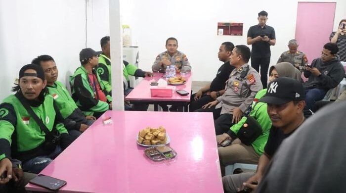 Kapolres Berau AKBP Ridho Tri Putranto menggelar kegiatan Ngopi Bareng Kapolres Berau AKBP Ridho Tri Putranto menggelar kegiatan Ngopi Bareng bersama Komunitas Ojol Kamtibmas Mitra Polri di Gerai Ojol Kamtibmas, Jalan Mangga II, Kecamatan Tanjung Redeb, PADA Rabu (29/10/2025) malam. Foto: HO/Humas Polda Kaltim