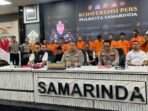 Kapolresta Samarinda, Kombes Pol Hendri Umar Kapolresta Samarinda, Kombes Pol Hendri Umar, saat memberikan keterangan pers di Aula Polresta Samarinda, pada Rabu (29/10/2025). Foto: BorneoFlash/Nur Ainunnisa