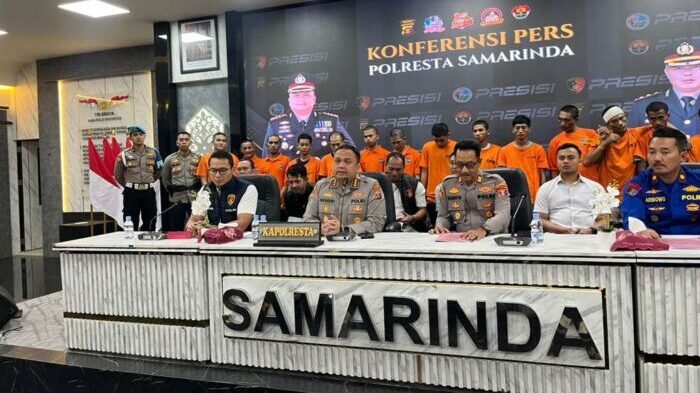 Kapolresta Samarinda, Kombes Pol Hendri Umar Kapolresta Samarinda, Kombes Pol Hendri Umar, saat memberikan keterangan pers di Aula Polresta Samarinda, pada Rabu (29/10/2025). Foto: BorneoFlash/Nur Ainunnisa