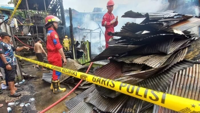 Kebakaran terjadi di kawasan padat penduduk perbatasan RT 29 dan RT 32 Kelurahan Baru Ilir, Kecamatan Balikpapan Barat, pada Sabtu (25/10/2025). Foto: BorneoFlash/Niken Sulastri