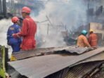 Kebakaran terjadi di kawasan padat penduduk perbatasan RT 29 dan RT 32 Kelurahan Baru Ilir, Kecamatan Balikpapan Barat, pada Sabtu (25/10/2025). Foto: BorneoFlash/Niken Sulastri