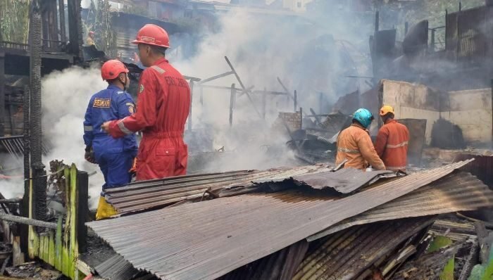 Kebakaran terjadi di kawasan padat penduduk perbatasan RT 29 dan RT 32 Kelurahan Baru Ilir Kebakaran terjadi di kawasan padat penduduk perbatasan RT 29 dan RT 32 Kelurahan Baru Ilir, Kecamatan Balikpapan Barat, pada Sabtu (25/10/2025). Foto: BorneoFlash/Niken Sulastri