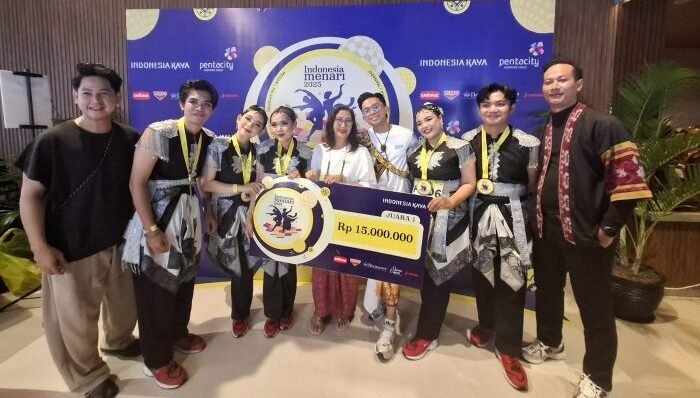 Kelompok tari Borneo Etnika Star (BEStar) asal Samarinda di Nobatkan Sebagai Peringkat Pertama Indonesia Menari 2025 di Balikpapan, pada Minggu (12/10/2025). Foto: BorneoFlash/Niken Sulastri
