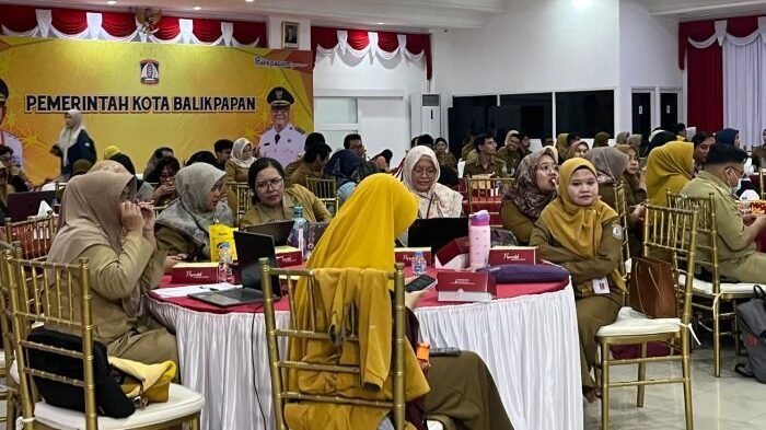 KemenPAN-RB saat melakukan Pendampingan SP, SIPPN, dan Standardisasi Jenis Pelayanan Pemerintah Kota Balikpapan di Balai Kota Balikpapan, pada Senin (7/10/2025). Foto: BorneoFlash/Niken Sulastri