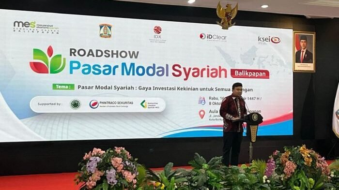 Kepala BEI Kaltim–Kaltara, Ferdinan Sihombing saat menghadiri kegiatan Pasar Modal Syariah bertema Gaya Investasi Kekinian untuk Semua Kalangan, yang berlangsung di Auditorium Balai Kota Balikpapan, pada hari Rabu (8/10/2025). Foto; BorneoFlash/Niken Sulastri