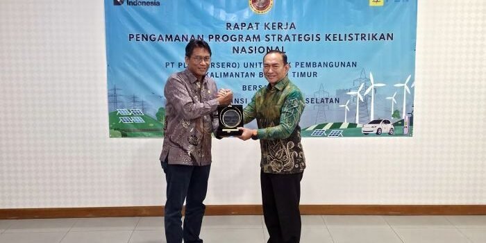 Kepala BINDA Kalsel Brigjen Pol Nurullah, SH., MH, bersama General Manager PLN UIP KLT, Basuki Widodo Kepala BINDA Kalsel Brigjen Pol Nurullah, SH., MH, bersama General Manager PLN UIP KLT, Basuki Widodo saat Rapat Kerja Pengamanan Program Strategis Kelistrikan Nasional, Jumat (17/10/2025). Foto: HO/ PT PLN (Persero)