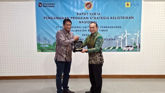 Kepala BINDA Kalsel Brigjen Pol Nurullah, SH., MH, bersama General Manager PLN UIP KLT, Basuki Widodo Kepala BINDA Kalsel Brigjen Pol Nurullah, SH., MH, bersama General Manager PLN UIP KLT, Basuki Widodo saat Rapat Kerja Pengamanan Program Strategis Kelistrikan Nasional, Jumat (17/10/2025). Foto: HO/ PT PLN (Persero)