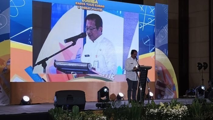 Kepala Bakesbangpol Kota Balikpapan, Sutadi saat memberikan sambutan pada Lomba Karya Tulis dan Debat Politik antar pelajar tingkat SMA/SMK/MA Se- Kota Balikpapan, di Novotel Hotel Balikpapan, pada Rabu (29/10/2025). Foto: BorneoFlash/Ardian