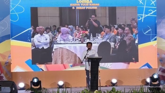 Kepala Bakesbangpol Kota Balikpapan, Sutadi. Kepala Bakesbangpol Kota Balikpapan, Sutadi saat memberikan sambutan pada Lomba Karya Tulis dan Debat Politik antar pelajar tingkat SMA/SMK/MA Se- Kota Balikpapan, di Novotel Hotel Balikpapan, pada Rabu (29/10/2025). Foto: BorneoFlash/Ardian