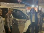 Kepala Dishub Balikpapan, Muhammad Fadli Pathurrahman bersama Kasat Lantas Balikpapan Kepala Dishub Balikpapan, Muhammad Fadli Pathurrahman bersama Kasat Lantas Balikpapan melakukan penempelan stiker pada mobil parkir di Kawasan MT. Haryono, pada Sabtu (25/10/2025) malam. Foto: BorneoFlash/Ardian