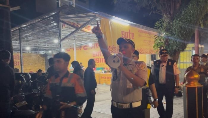 Petugas Dishub Balikpapan Laksanakan Imbauan Kepada Pengguna Jalan di Kawasan MT. Haryono, pada Sabtu (25/10/2025) malam. Foto: BorneoFlash/Ardian