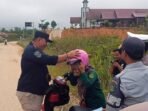 Kepala Dishub Mahulu, Fransiskus Lawing saat ikut turun ke lapangan dan memberikan helm baru kepada pengendara roda Dua. Foto: IST/Dishub Mahulu