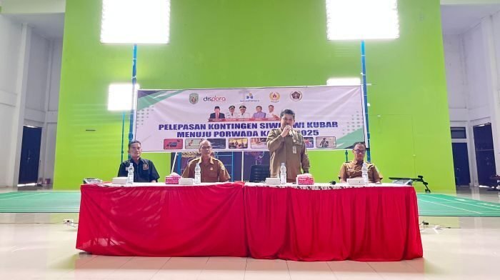 Kepala Dispora Kubar, Gamas Laden, mewakili Pemkab Kubar, menyampaikan dukungan penuh dan motivasi kepada para atlet PWI Kubar yang akan berlaga di Porwarda Kalimantan Timur di Aula Dinas Pemuda dan Olahraga (Dispora) Kubar, pada Senin (13/10/2025). Foto: BorneoFlash/Lilis