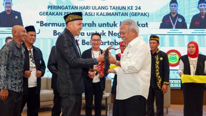 Kepala Otorita IKN, Basuki Hadimuljono, yang turut hadir menerima cendera mata hasil kreativitas masyarakat setempat. Foto: HO/Humas Otorita IKN