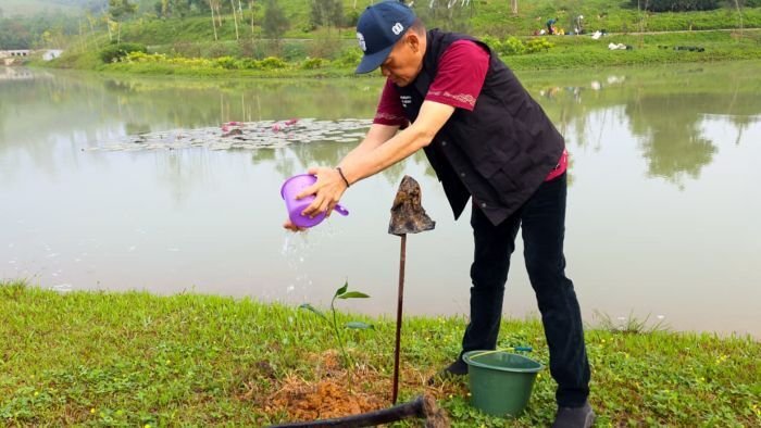 Otorita IKN, Dinas Perkebunan Kalimantan Timur, Petani, serta Mitra IKN melakukan penanaman dan webinar kopi liberika di Embung MBH dilanjutkan webinar di Kemenko 3 KIPP IKN, pada Rabu (01/10/2025). Foto: HO/Humas Otorita IKN