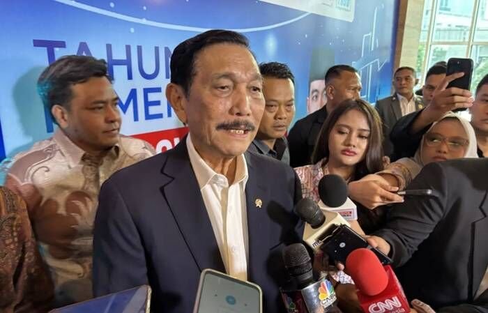 Ketua Dewan Ekonomi Nasional (DEN) Luhut Binsar Pandjaitan menjawab pertanyaan wartawan saat wawancara cegat usai kegiatan “1 tahun Prabowo-Gibran: Optimism 8% Economic Growth” di Jakarta, Kamis (16/10/2025). FOTO : ANTARA/Imamatul Silfia