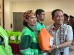 Ketua Pelaksana Bakti Sosial, Irjen Pol Hudit Wahyudi saat menyerahkan paket sembako kepada ojek online, di Mako Polresta Balikpapan, pada Rabu (1/10/2025). Foto: BorneoFlash/Niken Sulastri