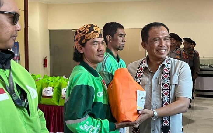 Ketua Pelaksana Bakti Sosial, Irjen Pol Hudit Wahyudi saat menyerahkan paket sembako kepada ojek online, di Mako Polresta Balikpapan, pada Rabu (1/10/2025). Foto: BorneoFlash/Niken Sulastri