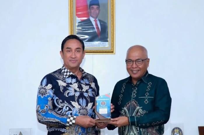 Ketua Umum PWI Pusat Akhmad Munir (kanan) saat silaturahim bersama Kepala BNN RI Komjen Pol. Suyudi Ario Seto (kiri) di Jakarta, Senin (20/10/2025). FOTO : ANTARA/HO-Persatuan Wartawan Indonesia Pusat Ketua Umum PWI Pusat Akhmad Munir (kanan) saat silaturahim bersama Kepala BNN RI Komjen Pol. Suyudi Ario Seto (kiri) di Jakarta, Senin (20/10/2025). FOTO : ANTARA/HO-Persatuan Wartawan Indonesia Pusat