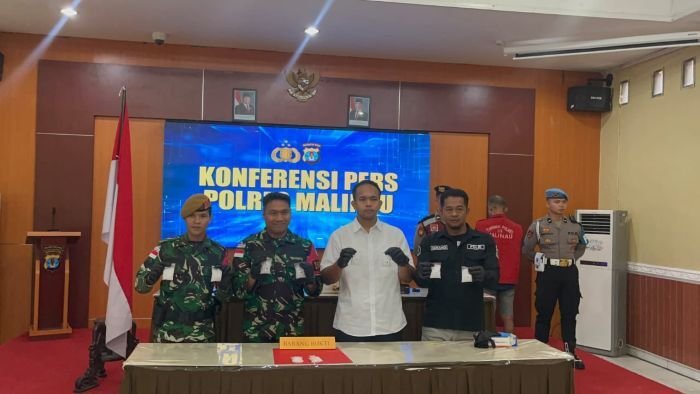 Konferensi pers Tim gabungan Satgas Pamtas RI–Malaysia Yonarmed 4/Parahyangan dan Sat Resnarkoba Polres Malinau, pada Jumat (10/10/2025). Foto: HO/Pendam VI/Mlw