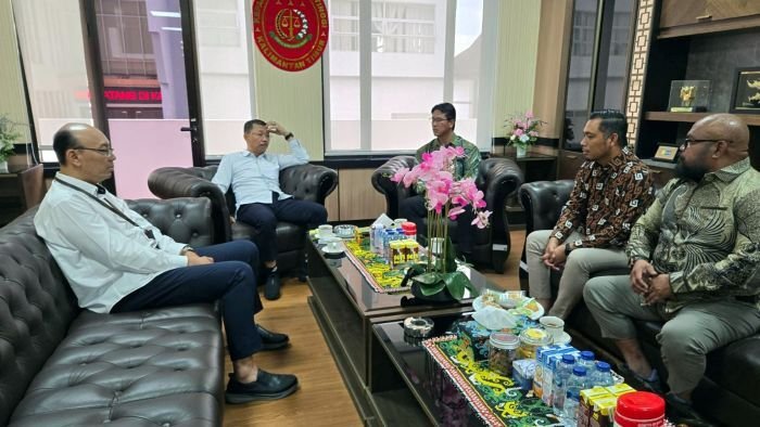 Kunjungan KPI Unit Balikpapan yang diwakili General Manager, Novie Handoyo Anto, didampingi Area Manager Communication, Relations & CSR, Dodi Yapsenang, serta Area Manager Legal Counsel, Anton Humala Doloksaribu mengunjungi Kejati Kaltim di Samarinda. Foto: HO/KPI Unit Balikpapan