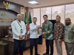Kunjungan KPI Unit Balikpapan yang diwakili General Manager, Novie Handoyo Anto, didampingi Area Manager Communication, Relations & CSR, Dodi Yapsenang, serta Area Manager Legal Counsel, Anton Humala Doloksaribu mengunjungi Kejati Kaltim di Samarinda. Foto: HO/KPI Unit Balikpapan