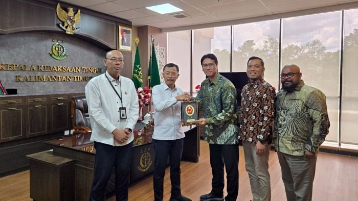 Kunjungan KPI Unit Balikpapan yang diwakili General Manager, Novie Handoyo Anto, didampingi Area Manager Communication, Relations & CSR, Dodi Yapsenang, serta Area Manager Legal Counsel, Anton Humala Doloksaribu mengunjungi Kejati Kaltim di Samarinda. Foto: HO/KPI Unit Balikpapan