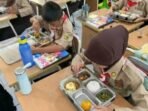 Ilustrasi - Sejumlah siswa menyantap makan bergizi gratis (MBG) di SDN Cipulir 01 Pagi, Jakarta Selatan, Rabu (12/2/2025). FOTO : ANTARA/Luthfia Miranda Putri