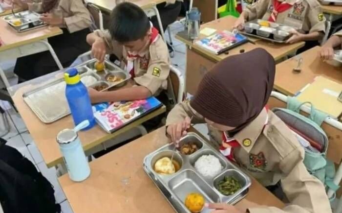 Ilustrasi - Sejumlah siswa menyantap makan bergizi gratis (MBG) di SDN Cipulir 01 Pagi, Jakarta Selatan, Rabu (12/2/2025). FOTO : ANTARA/Luthfia Miranda Putri