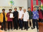 Mahasiswa Aliansi Pemuda Penegak Keadilan (APPK) Kaltim saat diterima oleh Ketua BK DPRD Kaltim, Subandi, di gedung E DPRD Kaltim, pada Rabu (15/10/2025). Foto: BorneoFlash/Nur Ainunnisa