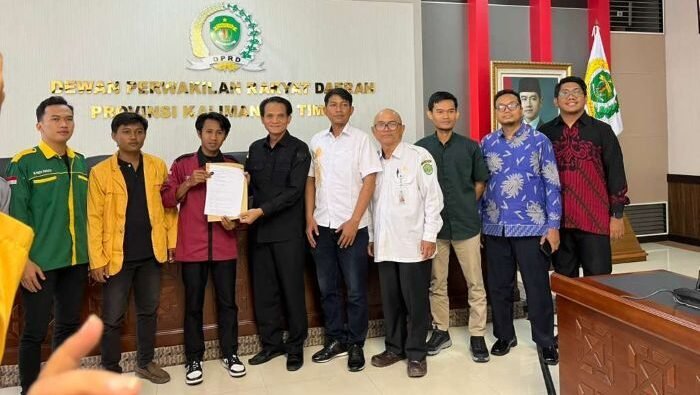 Mahasiswa Aliansi Pemuda Penegak Keadilan (APPK) Kaltim saat diterima oleh Ketua BK DPRD Kaltim, Subandi, di gedung E DPRD Kaltim, pada Rabu (15/10/2025). Foto: BorneoFlash/Nur Ainunnisa