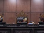 Ketua Mahkamah Konstitusi (MK) Suhartoyo (tengah) berbincang bersama Wakil Ketua MK Saldi Isra (kiri) dan Anggota Majelis Hakim MK Enny Nurbaningsih (kanan) pada sidang putusan pengujian materiil di Gedung MK, Jakarta, Kamis (30/10/2025). FOTO: ANTARA/Dhemas Reviyanto/nym/am. Ketua Mahkamah Konstitusi (MK) Suhartoyo (tengah) berbincang bersama Wakil Ketua MK Saldi Isra (kiri) dan Anggota Majelis Hakim MK Enny Nurbaningsih (kanan) pada sidang putusan pengujian materiil di Gedung MK, Jakarta, Kamis (30/10/2025). FOTO: ANTARA/Dhemas Reviyanto/nym/am.