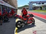 Mekanik mempersiapkan sepeda motor pembalap Ducati Lenovo Team Francesco Bagnaia sebelum sesi latihan bebas sesi latihan bebas MotoGP Indonesia 2025 di Sirkuit Internasional Pertamina Mandalika, Lombok Tengah, Nusa Tenggara Barat, Jumat (3/10/2025). Foto: ANTARA/Aditya