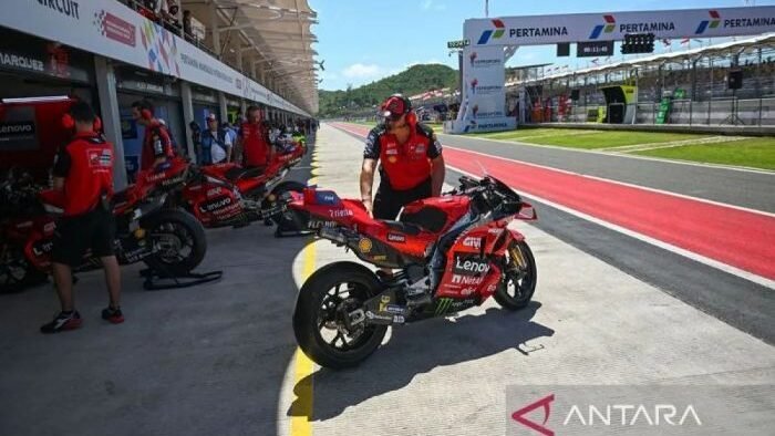 Mekanik mempersiapkan sepeda motor pembalap Ducati Lenovo Team Francesco Bagnaia sebelum sesi latihan bebas sesi latihan bebas MotoGP Indonesia 2025 di Sirkuit Internasional Pertamina Mandalika, Lombok Tengah, Nusa Tenggara Barat, Jumat (3/10/2025). Foto: ANTARA/Aditya