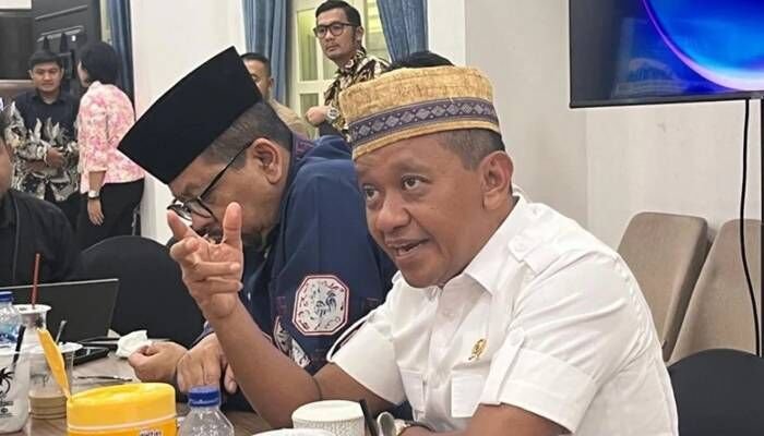 Menteri ESDM Bahlil Lahadalia memberikan keterangan pers di Kompleks Istana Kepresidenan, Jakarta, Jumat (24/10/2025). FOTO : ANTARA/Fathur Rochman Menteri ESDM Bahlil Lahadalia memberikan keterangan pers di Kompleks Istana Kepresidenan, Jakarta, Jumat (24/10/2025). FOTO : ANTARA/Fathur Rochman