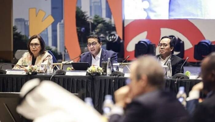 Menteri Ekonomi Kreatif Teuku Riefky Harsya (tengah) didampingi Deputi Bidang Pengembangan Strategis Cecep Rukendi (kanan) dan Staf Ahli Bidang Diplomasi Ekonomi Kementerian Luar Negeri Zelda Wulan Kartika (kiri) pada acara Friends of Creative Economy (FCE) Meeting 2025 di Jakarta, Selasa (21/10/2025). FOTO : ANTARA/Dhemas Reviyanto/rwa/am. Menteri Ekonomi Kreatif Teuku Riefky Harsya (tengah) didampingi Deputi Bidang Pengembangan Strategis Cecep Rukendi (kanan) dan Staf Ahli Bidang Diplomasi Ekonomi Kementerian Luar Negeri Zelda Wulan Kartika (kiri) pada acara Friends of Creative Economy (FCE) Meeting 2025 di Jakarta, Selasa (21/10/2025). FOTO : ANTARA/Dhemas Reviyanto/rwa/am.