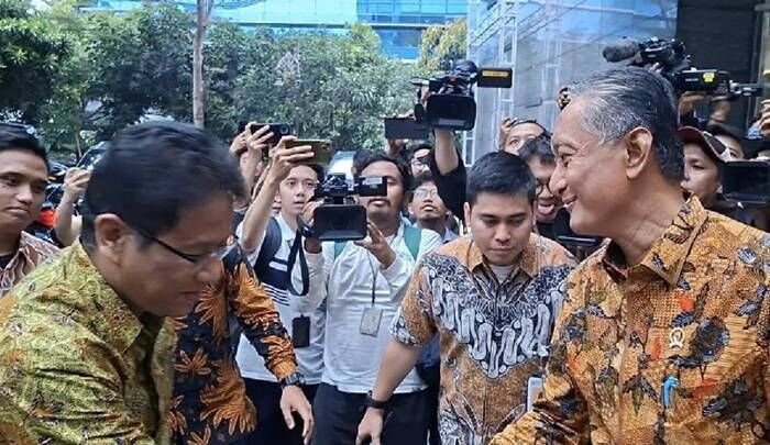 Menteri Keuangan Purbaya Yudhi Sadewa disambut oleh Menteri PU Dody Hanggodo dalam kunjungan ke Kementerian PU di Jakarta, Jumat (17/10/2025). FOTO : ANTARA/Aji Cakti