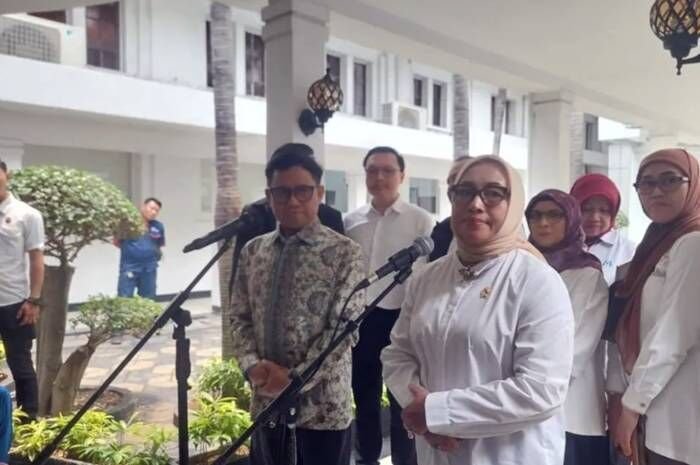 Menteri Koordinator Bidang Pemberdayaan Masyarakat Abdul Muhaimin Iskandar (kiri) dan Menteri PPPA Arifah Fauzi dalam konferensi pers di Jakarta, Senin (27/10/2025). FOTO : ANTARA/Anita Permata Dewi Menteri Koordinator Bidang Pemberdayaan Masyarakat Abdul Muhaimin Iskandar (kiri) dan Menteri PPPA Arifah Fauzi dalam konferensi pers di Jakarta, Senin (27/10/2025). FOTO : ANTARA/Anita Permata Dewi