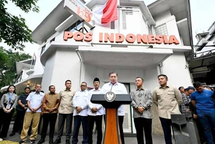 Menteri Koordinator Bidang Perekonomian Airlangga Hartarto mengumumkan stimulus ekonomi di Kantor Pos Indonesia, Menteng, Jakarta, Jumat (17/10/2025). FOTO : ANTARA/HO-Biro Pers Sekretariat Presiden