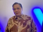 Menteri Koordinator Bidang Perekonomian Airlangga Hartarto menjawab pertanyaan media dalam sesi doorstop usai acara "Wealth Wisdom 2025" yang diselenggarakan Permata Bank di Jakarta, Selasa (7/10/2025). FOTO : ANTARA/Rizka Khaerunnisa