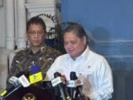 Menteri Koordinator Bidang Perekonomian Airlangga Hartarto (kanan) memberikan keterangan pers di Kompleks Istana Kepresidenan, Jakarta, Rabu (29/10/2025). FOTO : ANTARA/Fathur Rochman