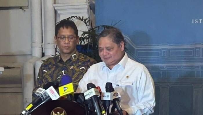 Menteri Koordinator Bidang Perekonomian Airlangga Hartarto (kanan) memberikan keterangan pers di Kompleks Istana Kepresidenan, Jakarta, Rabu (29/10/2025). FOTO : ANTARA/Fathur Rochman Menteri Koordinator Bidang Perekonomian Airlangga Hartarto (kanan) memberikan keterangan pers di Kompleks Istana Kepresidenan, Jakarta, Rabu (29/10/2025). FOTO : ANTARA/Fathur Rochman