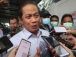 Menteri Lingkungan Hidup (LH) Hanif Faisol Nurofiq menjawab berbagai pertanyaan awak media dalam sesi wawancara cegat di TPST Sandubaya, Kota Mataram, Nusa Tenggara Barat, Sabtu (11/10/2025). FOTO : ANTARA/Sugiharto Purnama