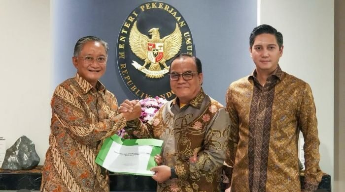 (ki:ka) Menteri Pekerjaan Umum, Dody Hanggodo bersama Wakil Wali Kota Balikpapan, Bagus Susetyo dan Ketua Fraksi Gerindra DPR RI, Budisatrio Djiwandono. Foto: BorneoFlash/Ist