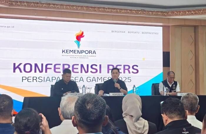 Menteri Pemuda dan Olahraga Erick Thohir (kedua kanan) bersama Ketua Umum Komite Olimpiade Indonesia Raja Sapta Oktohari (pertama) dan Chef de Mission (CdM) Kontingen Indonesia untuk SEA Games 2025 Bayu Priawan Djokosoetono (pertama kanan) memberikan keterangan pers di Jakarta, Kamis (16/10/2025). FOTO : ANTARA/Aloysius Lewokeda