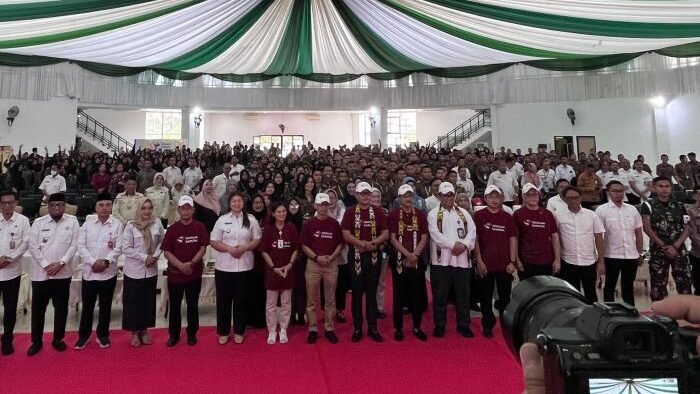 Menteri Sosial RI, Saifullah Yusuf, bersama Wakil Gubernur Kalimantan Timur, Seno Aji, berfoto bersama siswa SMAN 10 Samarinda. Foto: BorneoFlash/Nur Ainunnisa