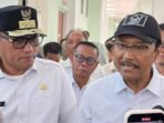 Menteri Sosial RI, Saifullah Yusuf Didampingi Wakil Gubernur Kaltim Seno Aji, saat meninjau kegiatan di Sekolah Rakyat Terintegrasi (SRT) 58 kawasan SMAN 16 Samarinda, pada Rabu (8/10/2025). Foto: BorneoFlash/Nur Ainunnisa